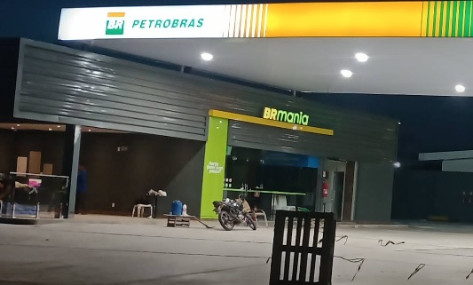Adolescente é baleado enquanto bebia em posto de combustíveis em&nbsp;Itacoatiara