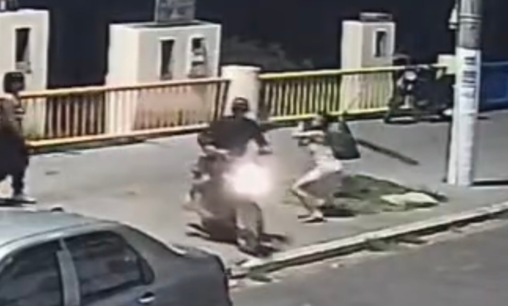 Vítima reage e acerta ripada nas costas de assaltante durante roubo em Itacoatiara;&nbsp;assista