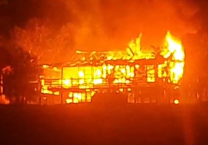 VÍDEO: Casa é destruída por incêndio e família perde tudo em&nbsp;Urucurituba